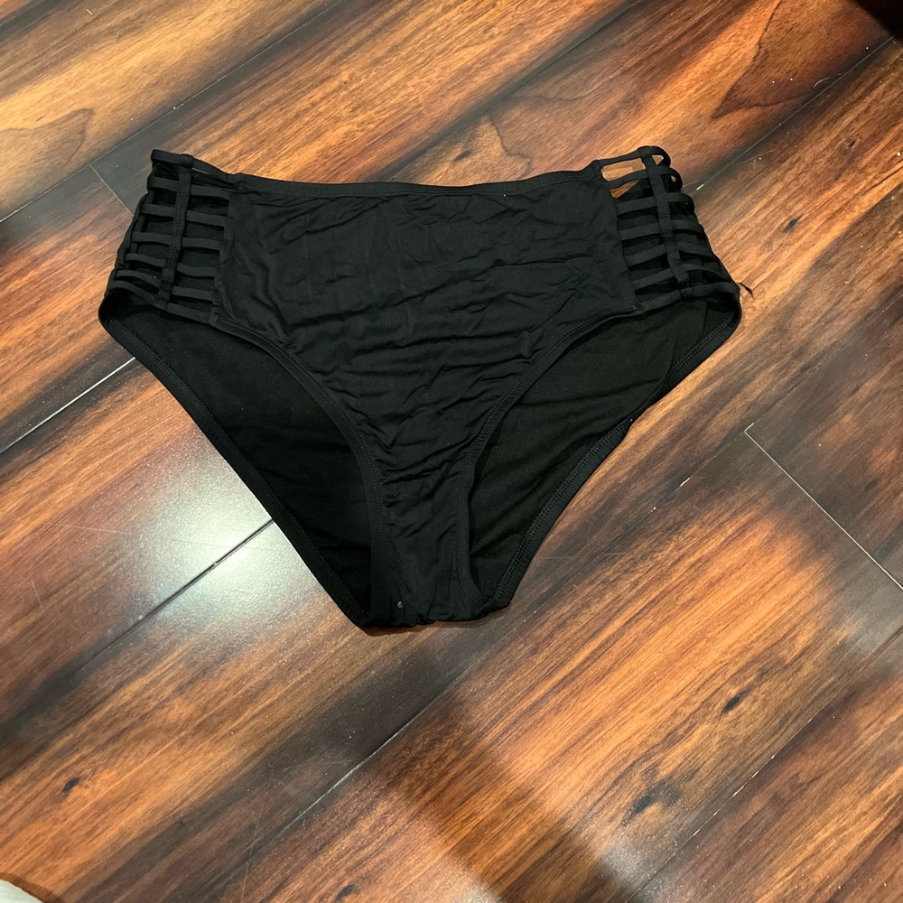 Highwaisted target bikini bottoms with cut out